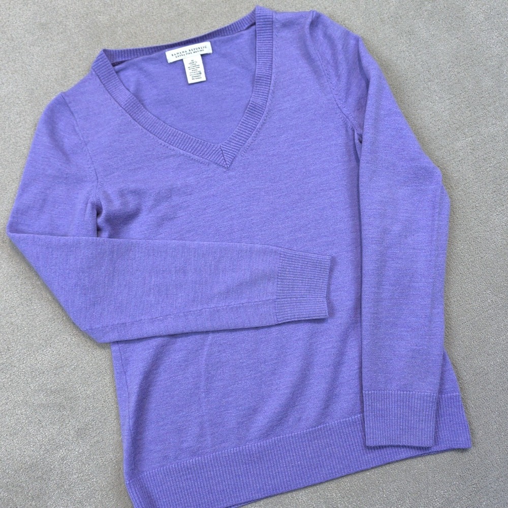 Banana Republic Sweater M Womens Purple V-Neck Extra Fine Merino Wool Blend Knit